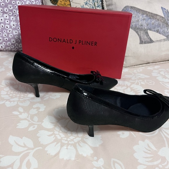 Donald J. Pliner Black Heeled Pumps - Picture 2 of 4